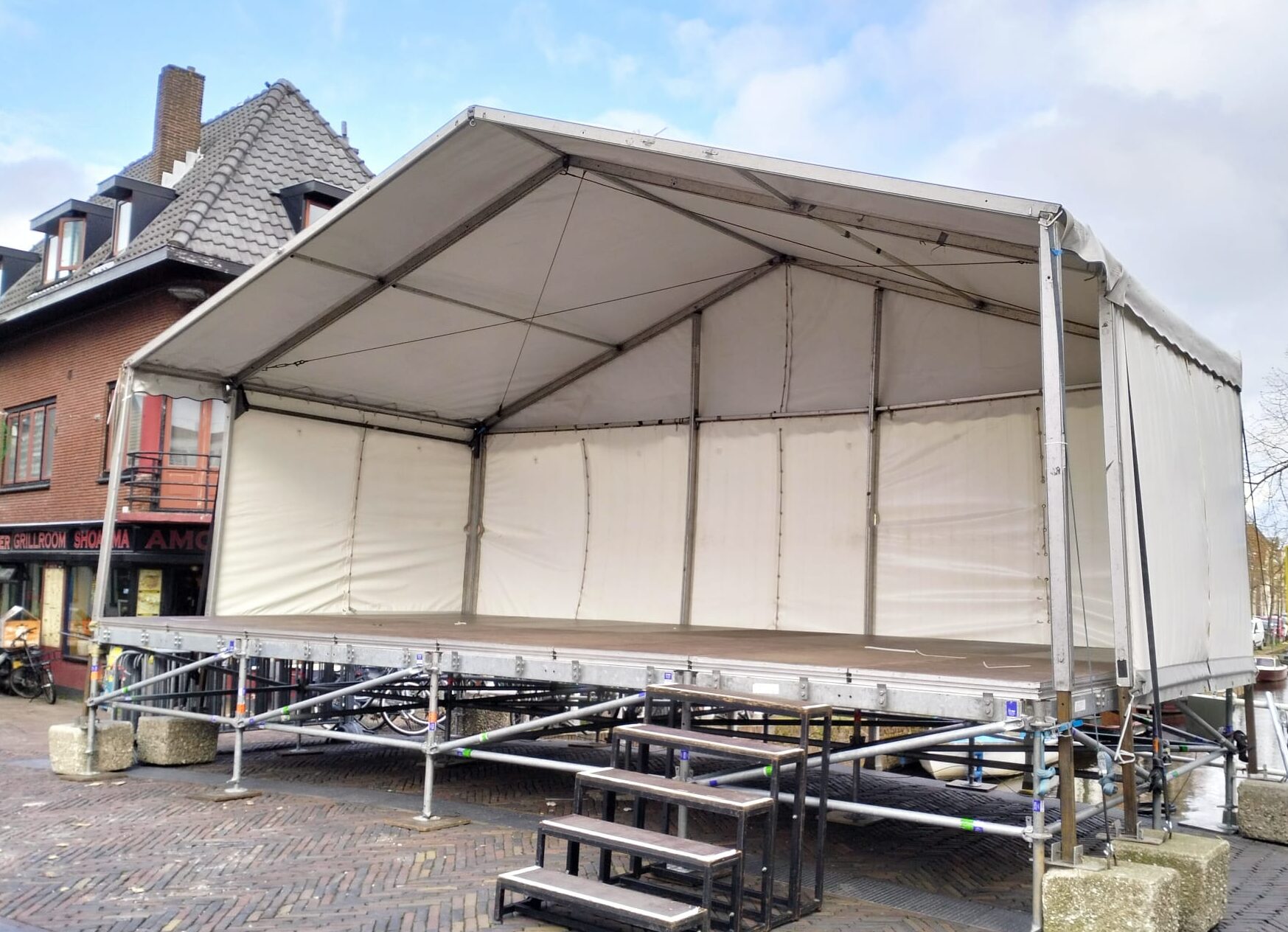 Podium met overkapping Plattestenenbrug Koningsdag 1 april 2023 e1729679786144